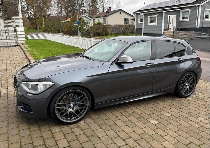 Grå Begagnad 2013 BMW M135 Halvkombi | 175 000 kr (Bra pris) - Bild 1/4