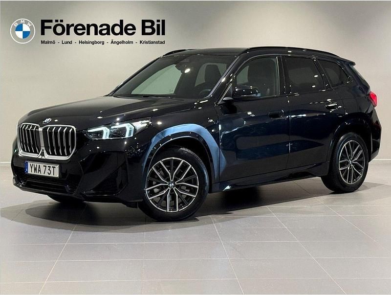 Svart (safirsvart metallic) Begagnad 2025 BMW X1 M Sport SUV | 429 000 kr (Lite dyr) - Bild 1/4