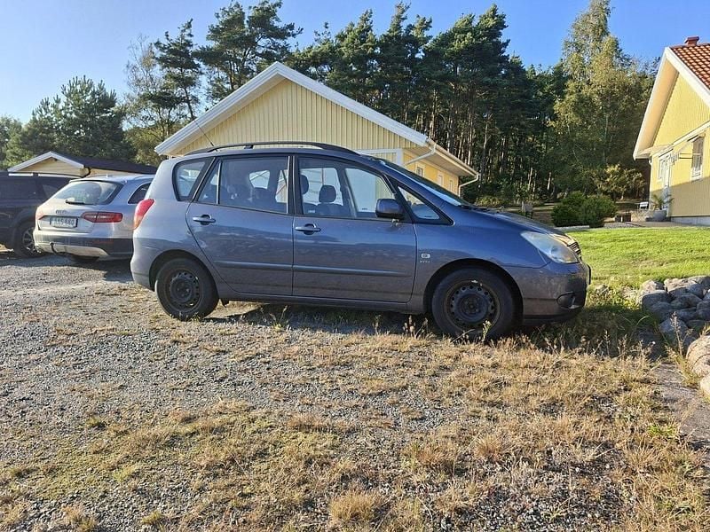 Blå Begagnad 2004 Toyota Corolla Verso Minibuss | 33 000 kr (Superpris) - Bild 1/2