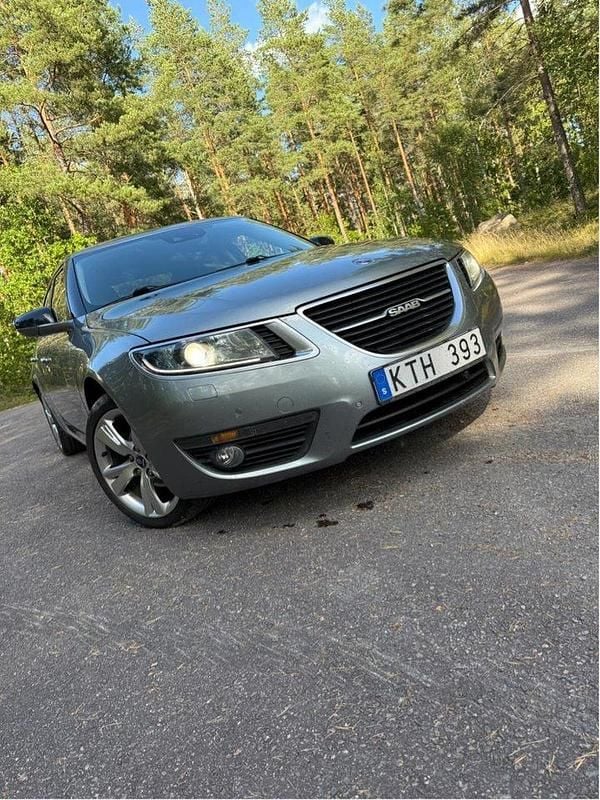 Grå Begagnad 2010 Saab 9-5 Vector Sedan | 60 000 kr (Marknadspris) - Bild 1/4