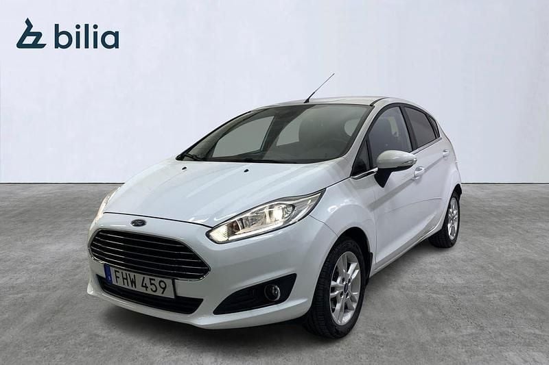 Vit Begagnad 2016 Ford Fiesta Halvkombi | 99 900 kr (Marknadspris) - Bild 1/4