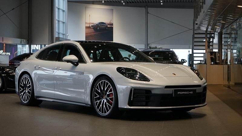 Grå Ny 2026 Porsche Panamera 4S Sedan | 1 648 500 kr - Bild 1/4