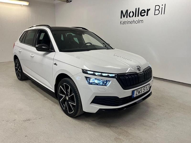 Vit (candy white) Begagnad 2022 Skoda Kamiq Monte Carlo SUV | 238 000 kr (Marknadspris) - Bild 1/4