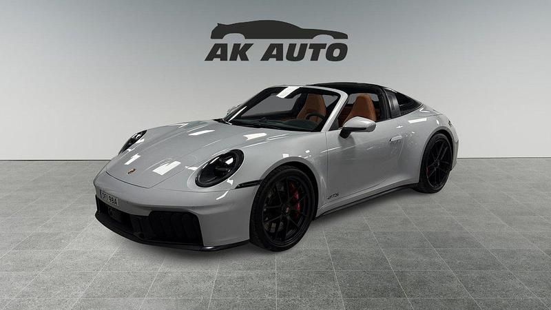 Flerfärgad (grå) Begagnad 2025 Porsche 911 Targa 4 Cab | 2 349 000 kr - Bild 1/4