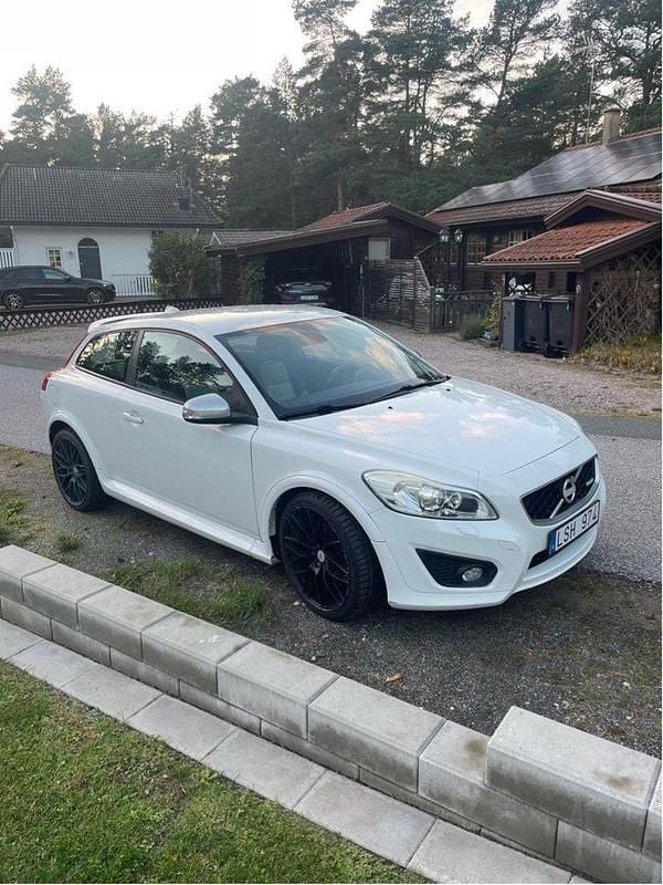 Vit Begagnad 2012 Volvo C30 R-Design Halvkombi | 105 000 kr (Marknadspris) - Bild 1/3