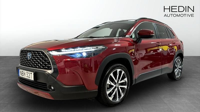 Röd (red) Begagnad 2022 Toyota Corolla Cross SUV | 339 500 kr (Bra pris) - Bild 1/4
