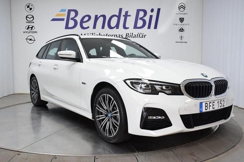 Vit Begagnad 2022 BMW 330 M Sport Kombi | 344 500 kr (Dyr) - Bild 1/3