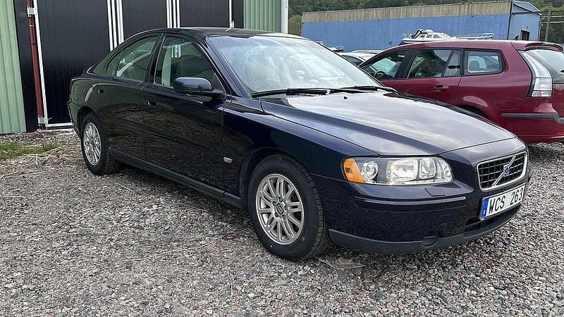 Mörkblå Begagnad 2004 Volvo S60 Business Edition Sedan | 27 900 kr (Marknadspris) - Bild 1/4