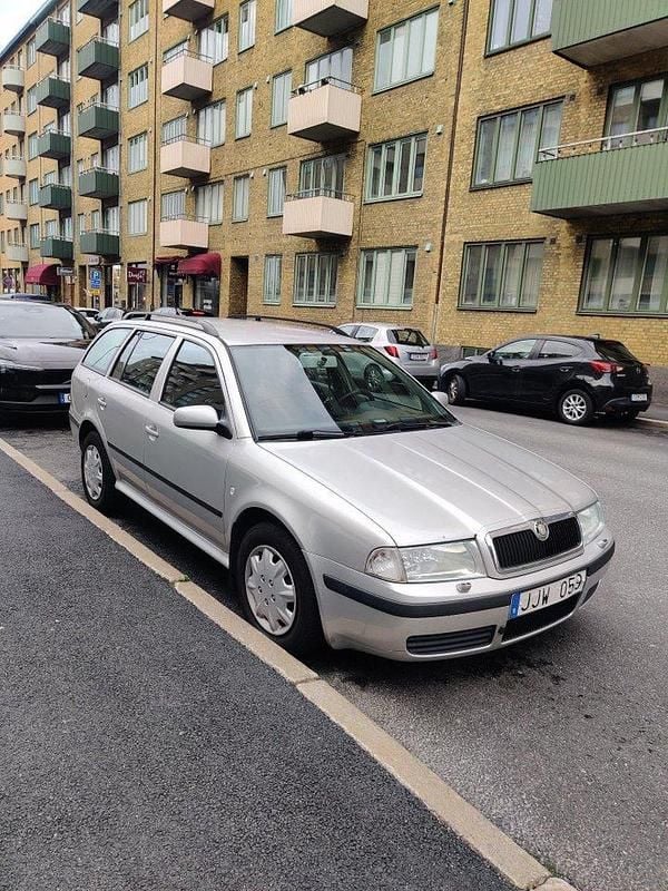 Silver Begagnad 2006 Skoda Octavia Tour Kombi | 19 000 kr (Marknadspris) - Bild 1/4