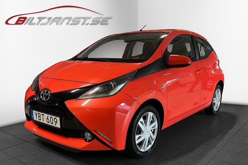 Orange Begagnad 2016 Toyota Aygo X-play Halvkombi | 72 900 kr - Bild 1/4