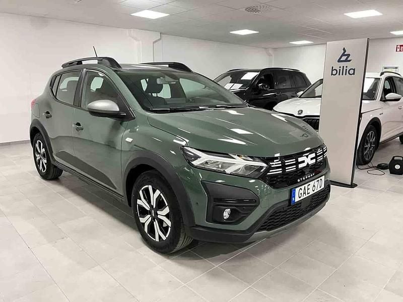 Grå Begagnad 2023 Dacia Sandero Stepway | 159 900 kr (Marknadspris) - Bild 1/1