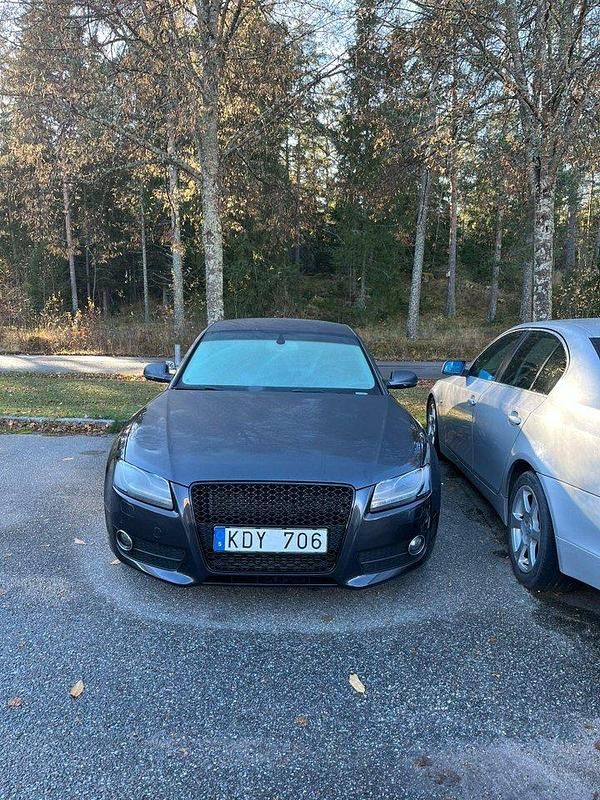 Grå Begagnad 2010 Audi A5 Sportback Comfort Halvkombi | 84 900 kr (Marknadspris) - Bild 1/4