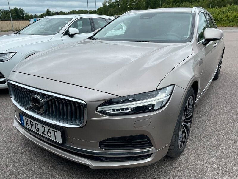 Ljusgrå (bright dusk metallic) Begagnad 2023 Volvo V90 Core Kombi | 379 000 kr (Marknadspris) - Bild 1/2