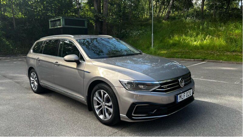 Brun Begagnad 2020 VW Passat GTE Kombi | 259 000 kr (Marknadspris) - Bild 1/4