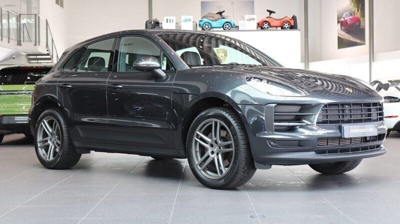 Grå Begagnad 2020 Porsche Macan SUV | 579 000 kr (Marknadspris) - Bild 1/4