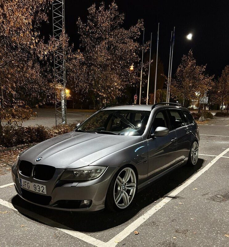 Grå Begagnad 2010 BMW 318 Comfort Edition Kombi | 68 000 kr (Lite dyr) - Bild 1/3
