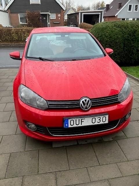 Begagnad VW Golf VII 105 HK (77 kW) 2013 Röd Halvkombi