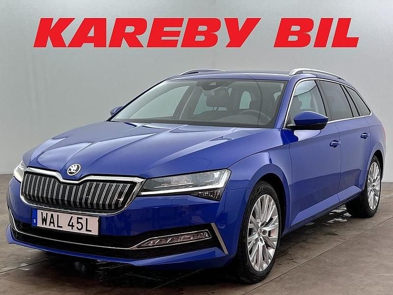 Blå Begagnad 2023 Skoda Superb Kombi | 318 900 kr (Marknadspris) - Bild 1/3