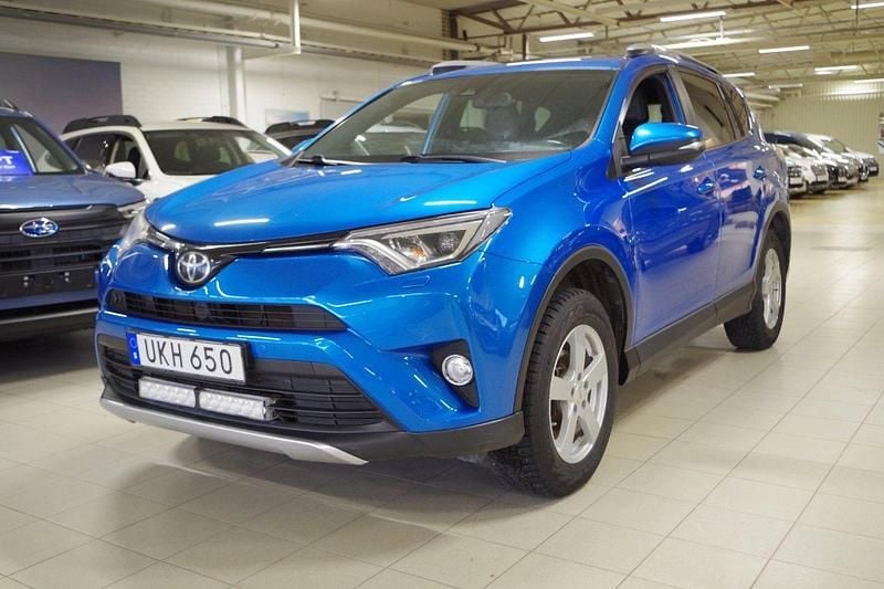 Blå Begagnad 2016 Toyota RAV4 Multidrive S SUV | 169 000 kr (Marknadspris) - Bild 1/4