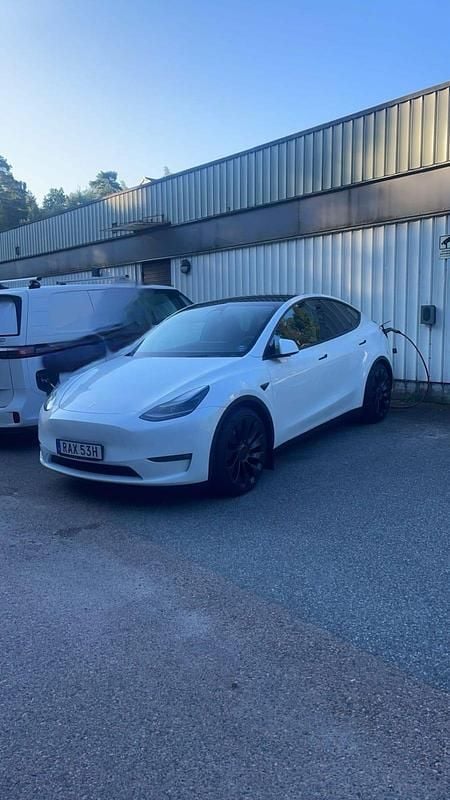 Perlemo white Begagnad 2024 Tesla Model Y Performance SUV | 499 000 kr (Lite dyr) - Bild 1/3