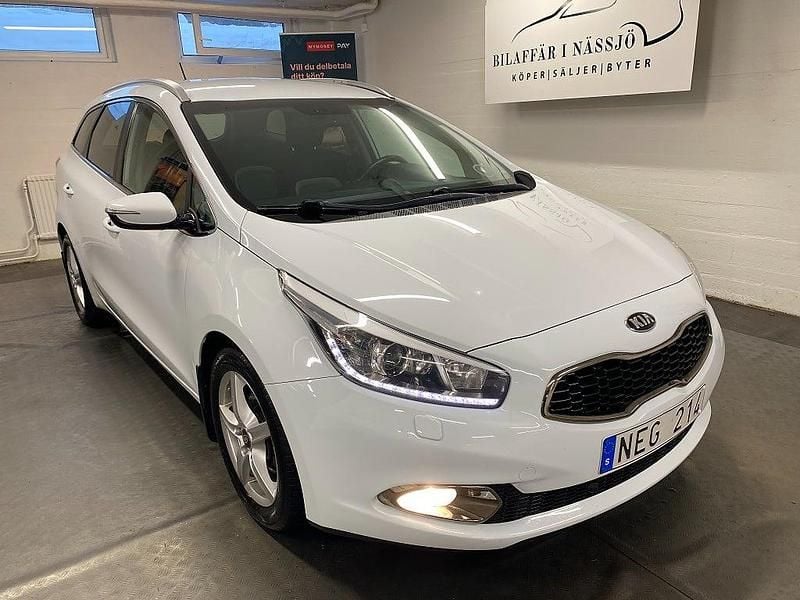 Begagnad Kia Ceed 128 HK (94 kW) 2012 Vit Halvkombi