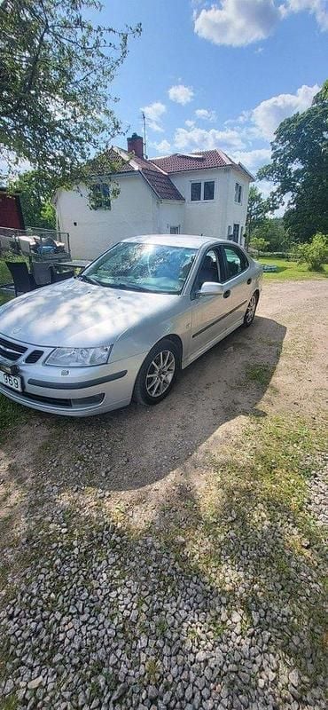 Grå Begagnad 2004 Saab 9-3 Linear Sedan | 14 000 kr (Marknadspris) - Bild 1/4