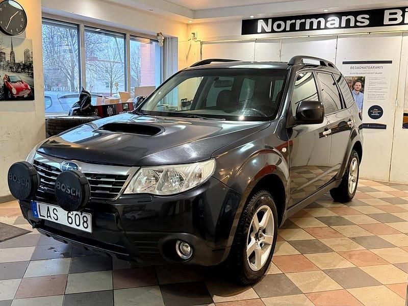 Mörkgrå Begagnad 2010 Subaru Forester SUV | 59 000 kr (Marknadspris) - Bild 1/4