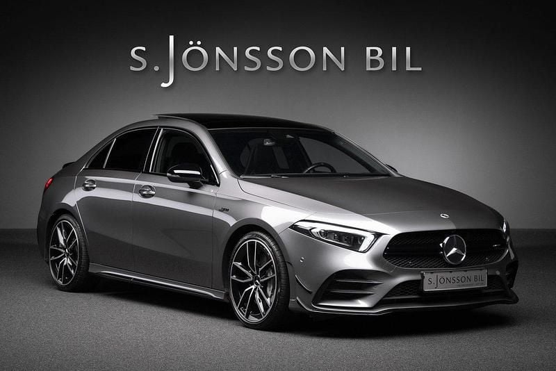 Mörkgrå Begagnad 2022 Mercedes A35 AMG AMG Sedan | 469 000 kr (Marknadspris) - Bild 1/4