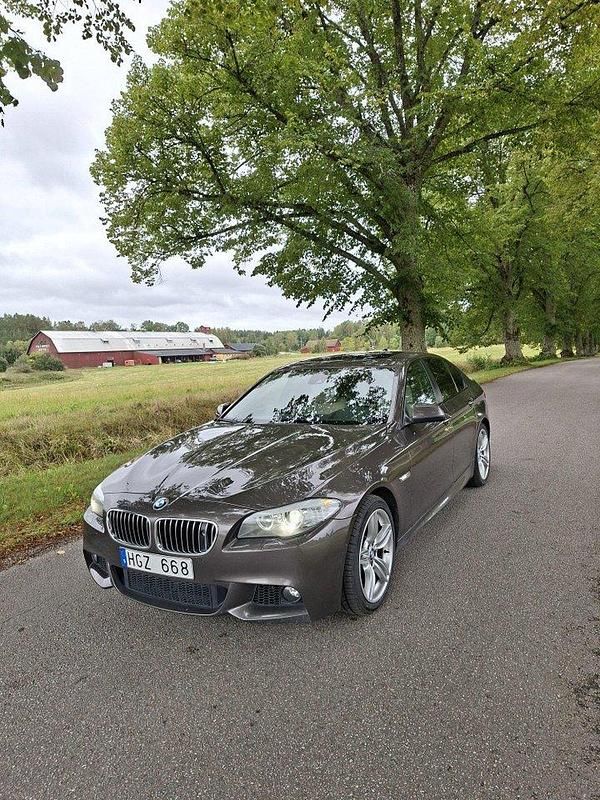Brun Begagnad 2010 BMW 530 Sedan | 160 000 kr (Dyr) - Bild 1/4