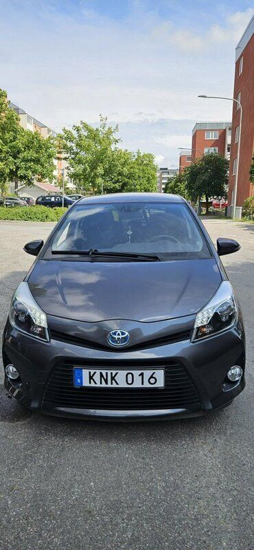 Grå Begagnad 2014 Toyota Yaris Hybrid Edition Halvkombi | 140 000 kr (Marknadspris) - Bild 1/4