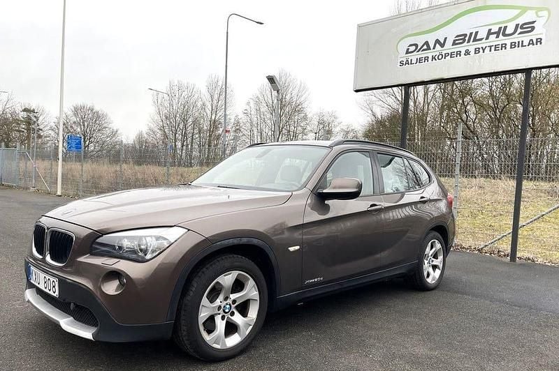 Brun Begagnad 2010 BMW X1 SUV | 104 900 kr (Marknadspris) - Bild 1/4
