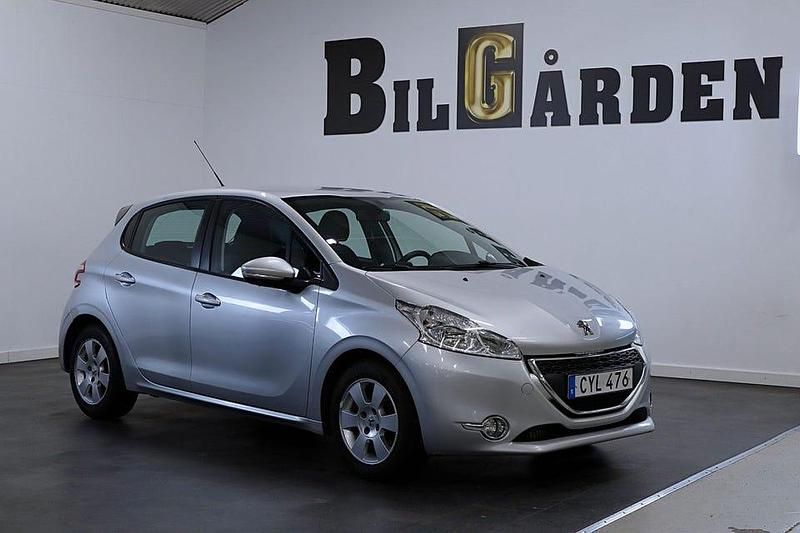 Ljusgrå Begagnad 2014 Peugeot 208 Halvkombi | 84 900 kr (Lite dyr) - Bild 1/4