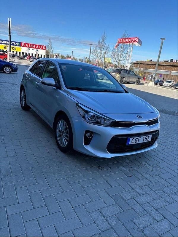 Grå Begagnad 2020 Kia Rio Halvkombi | 129 900 kr (Bra pris) - Bild 1/2