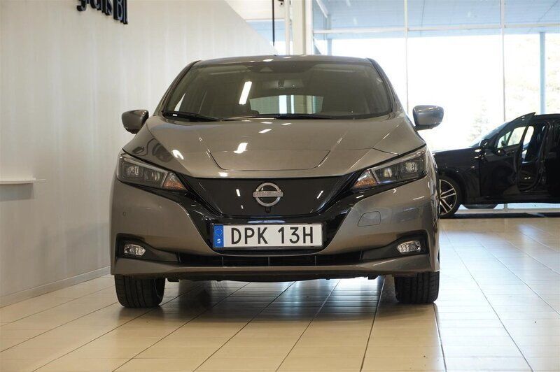 Begagnad Nissan Leaf Acenta 110 kW (150 HK) 2023 Grå/silver Halvkombi