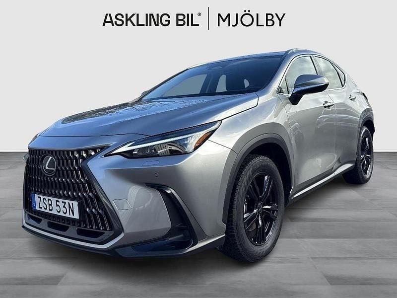 Ljusgrå (grå) Begagnad 2024 Lexus NX350h SUV | 439 000 kr (Dyr) - Bild 1/4