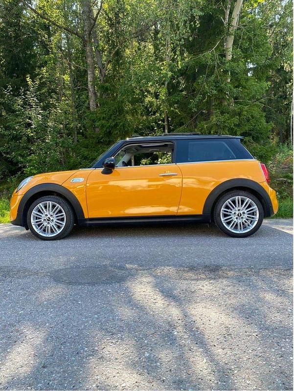 Orange Begagnad 2015 Mini Cooper SD Halvkombi | 139 900 kr - Bild 1/4