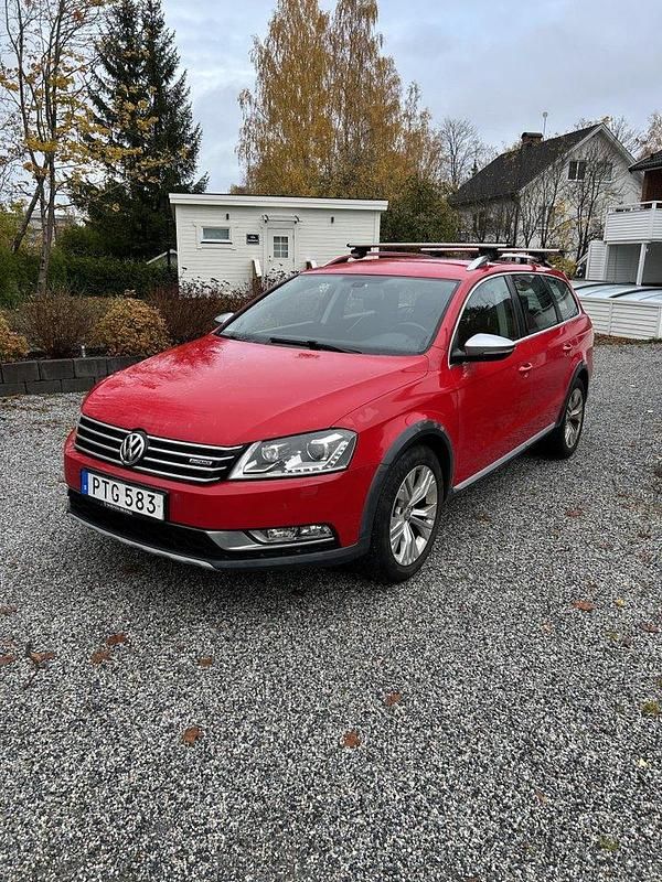 Röd Begagnad 2015 VW Passat Alltrack Kombi | 134 000 kr (Superpris) - Bild 1/4