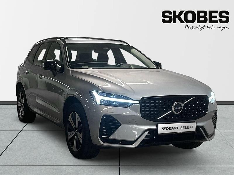Silver Begagnad 2025 Volvo XC60 Plus SUV | 574 500 kr (Marknadspris) - Bild 1/3