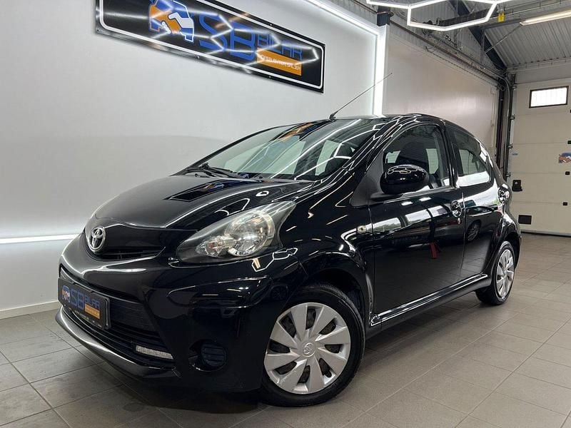 Svart Begagnad 2013 Toyota Aygo Halvkombi | 59 900 kr (Marknadspris) - Bild 1/4