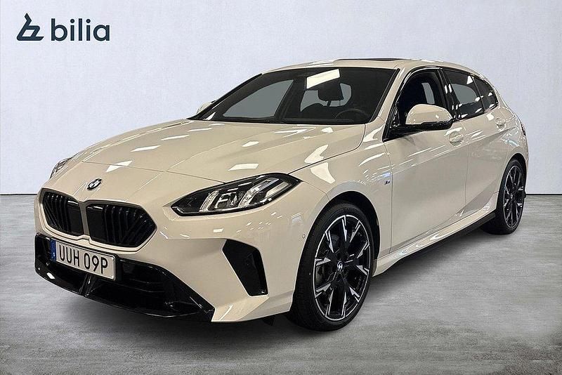Vit Begagnad 2024 BMW 120 M Sport Halvkombi | 389 000 kr - Bild 1/4