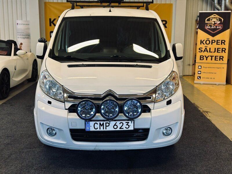 Vit Begagnad 2014 Citroën Jumpy Minibuss | 44 900 kr (Marknadspris) - Bild 1/4