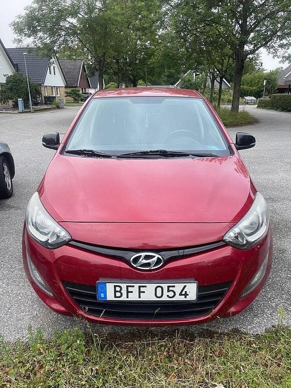 Röd Begagnad 2015 Hyundai i20 Select Halvkombi | 58 000 kr (Marknadspris) - Bild 1/4