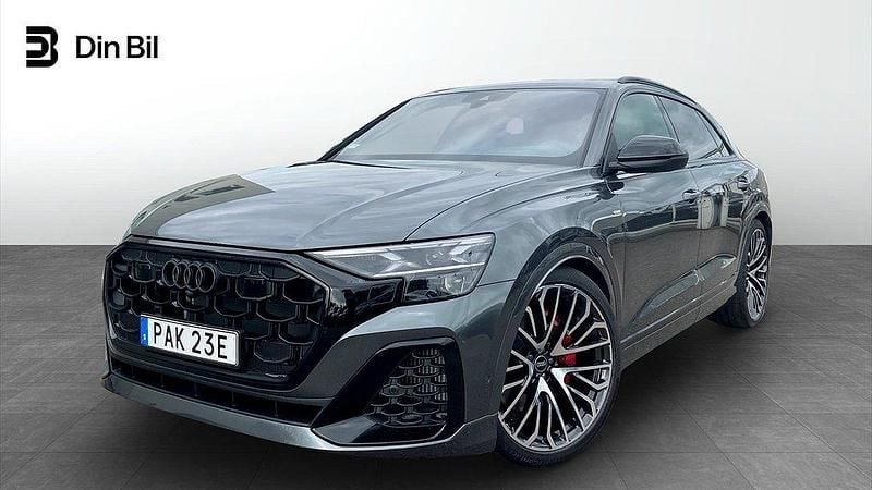 Grå (daytonagrå pärleffekt) Ny 2025 Audi Q8 Design SUV | 1 398 050 kr (Dyr) - Bild 1/4
