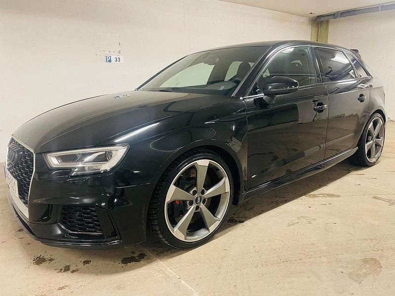 Svart Begagnad 2018 Audi RS3 Sportback Sport Halvkombi | 399 000 kr (Marknadspris) - Bild 1/4