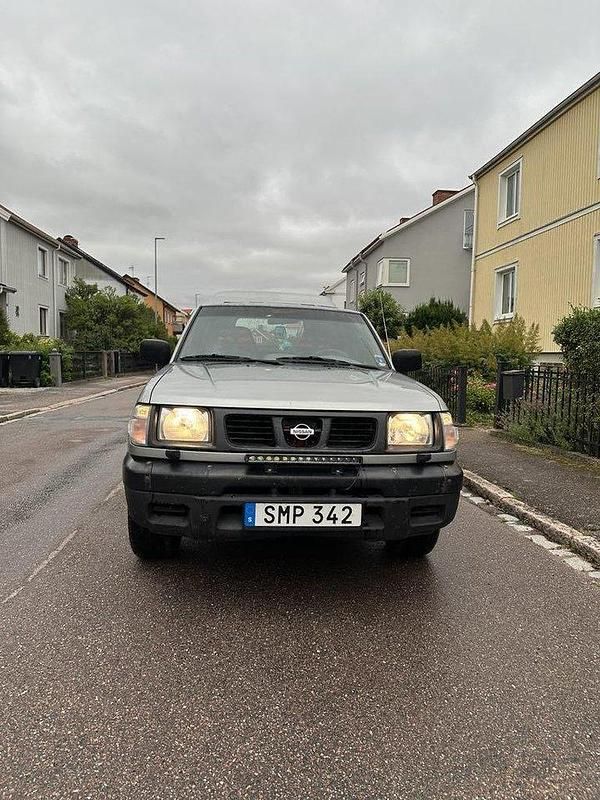 Grå Begagnad 2001 Nissan Navara Pickup | 59 999 kr - Bild 1/4