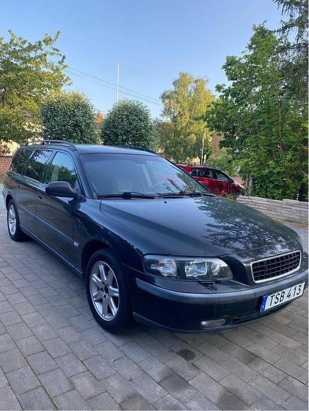 Svart Begagnad 2003 Volvo V70 Kombi | 21 900 kr (Marknadspris) - Bild 1/4