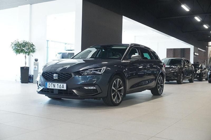 Grå Begagnad 2021 Seat Leon FR Kombi | 219 800 kr (Marknadspris) - Bild 1/4