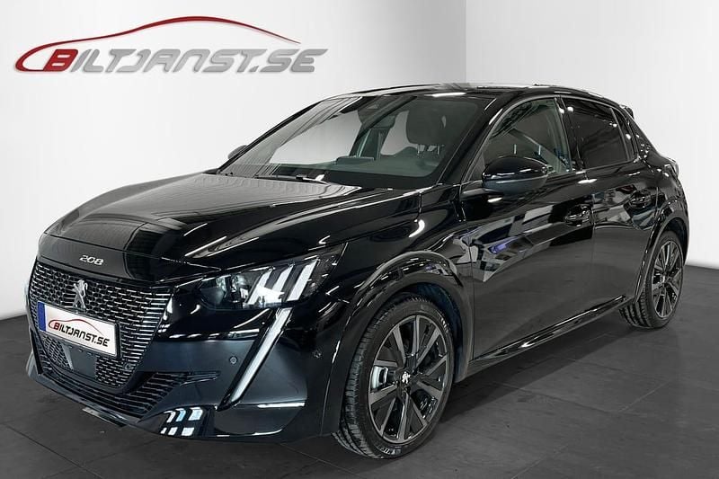 Svart (svart metallic) Begagnad 2022 Peugeot 208 GT Halvkombi | 229 900 kr - Bild 1/4