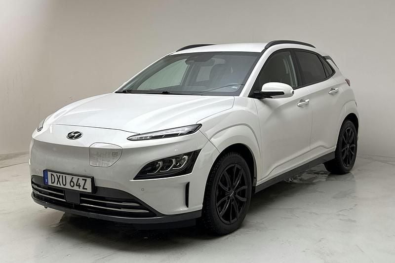 Vit Begagnad 2022 Hyundai Kona Essential SUV | 237 000 kr (Marknadspris) - Bild 1/4
