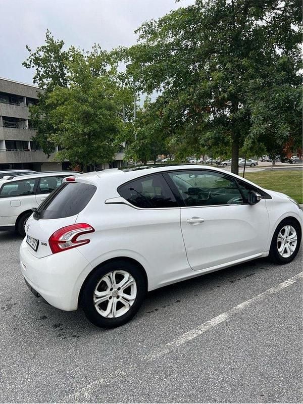 Vit Begagnad 2012 Peugeot 208 Halvkombi | 60 000 kr (Marknadspris) - Bild 1/4